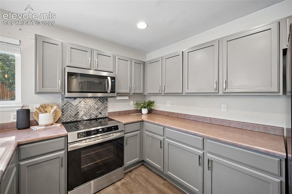 Image 18 of 23: Kitchen