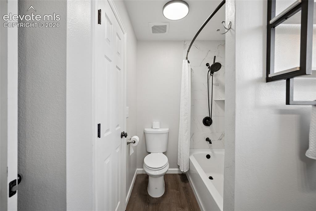 Image 20 of 23: Bathroom
