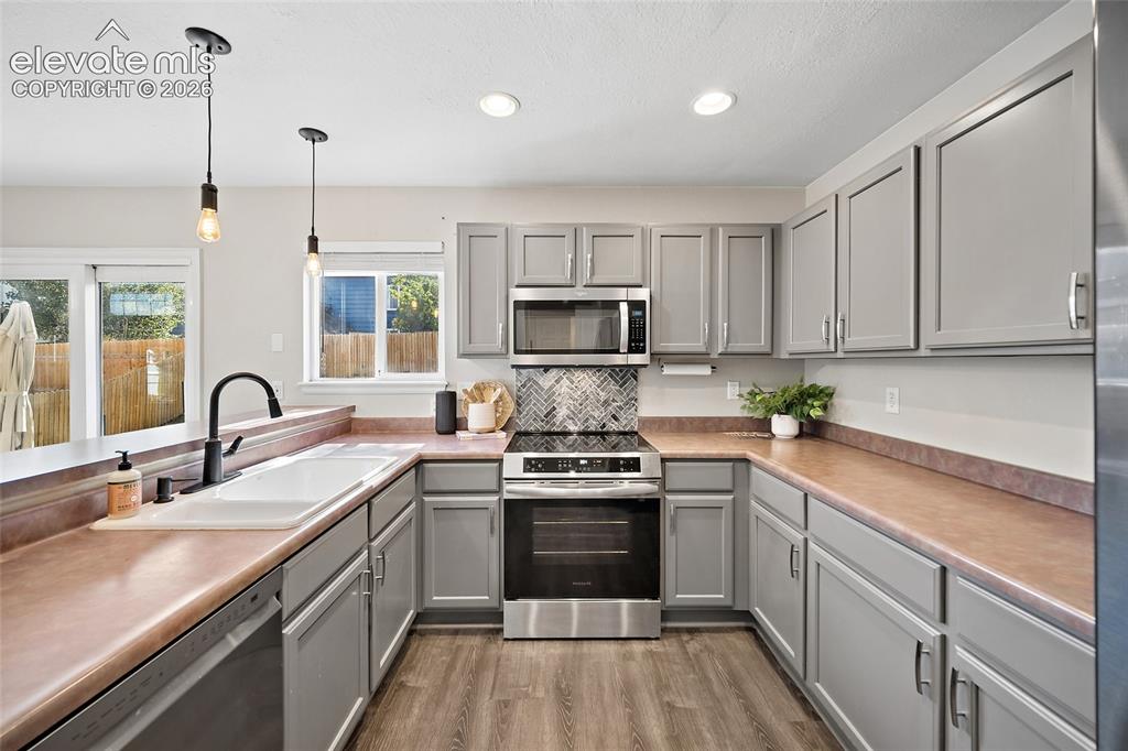 Image 4 of 23: Kitchen