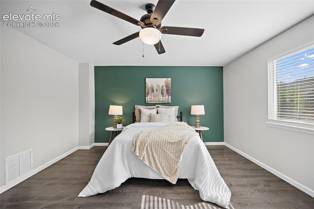Image 7 of 23: Bedroom