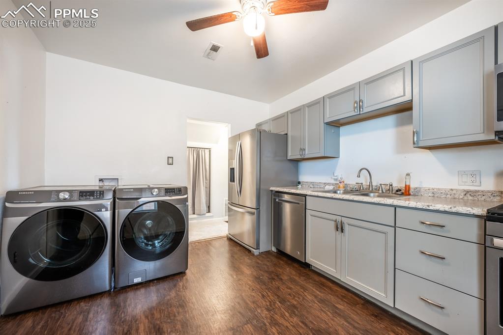 Image 3 of 21: Laundry