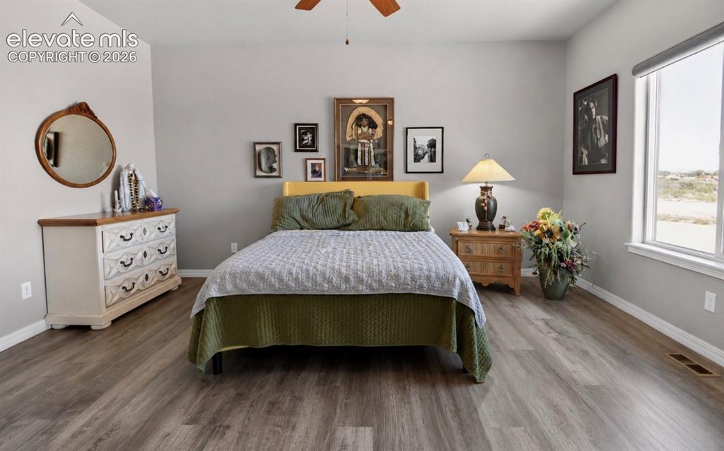 Image 16 of 35: Bedroom