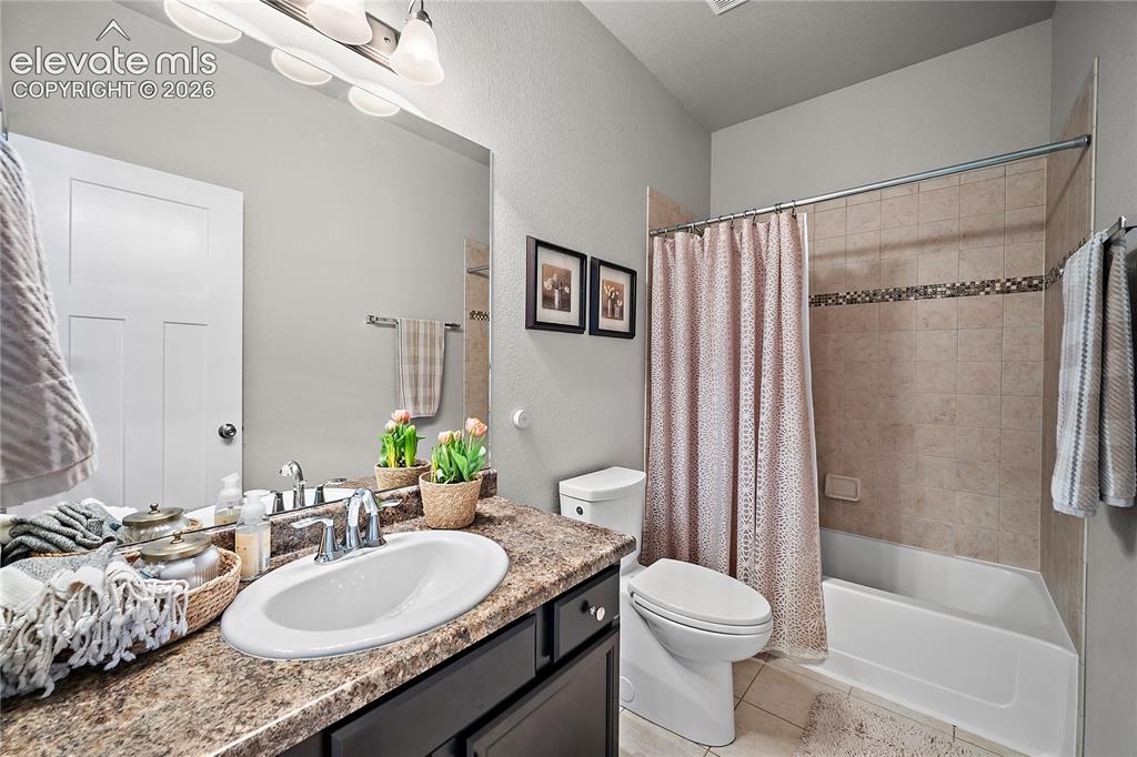 Image 10 of 44: Main level guest full bath.
