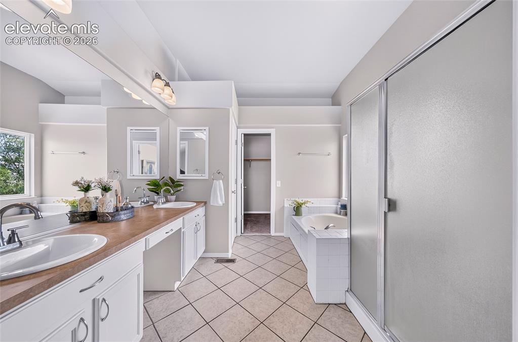 Image 16 of 32: Bathroom