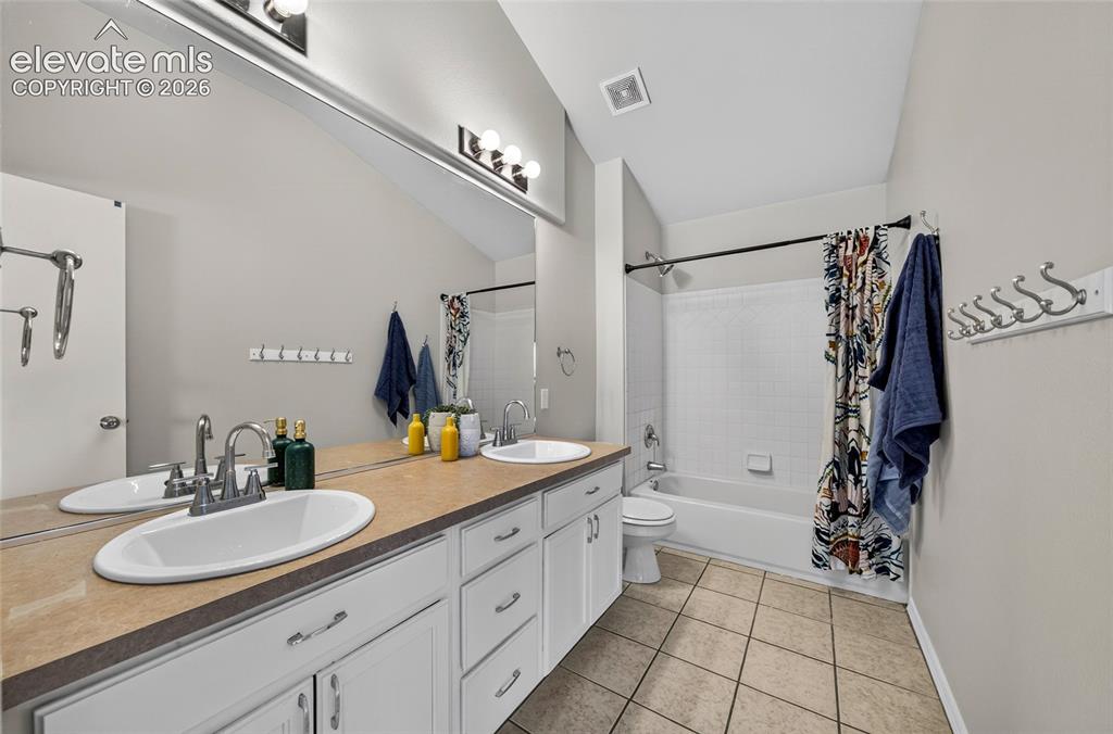 Image 17 of 32: Bathroom