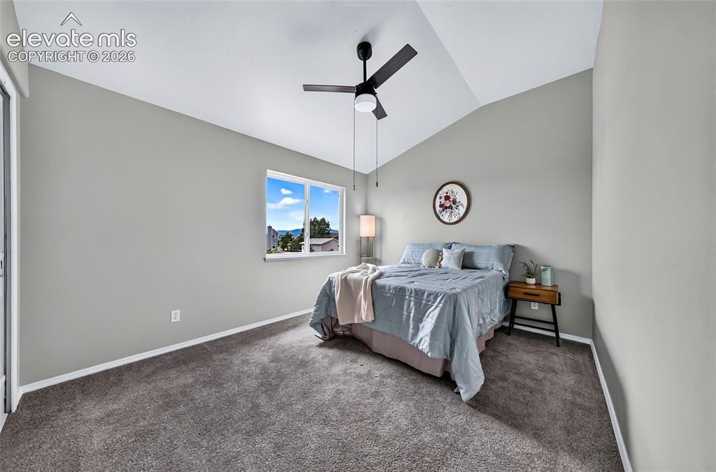 Image 18 of 32: Bedroom