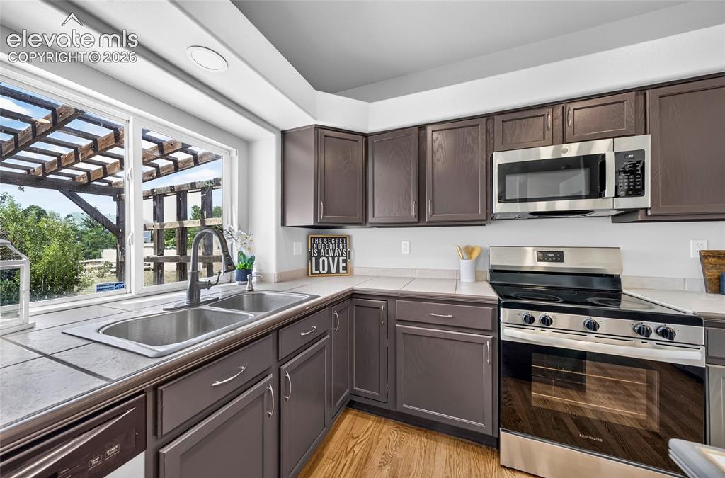 Image 5 of 32: Kitchen