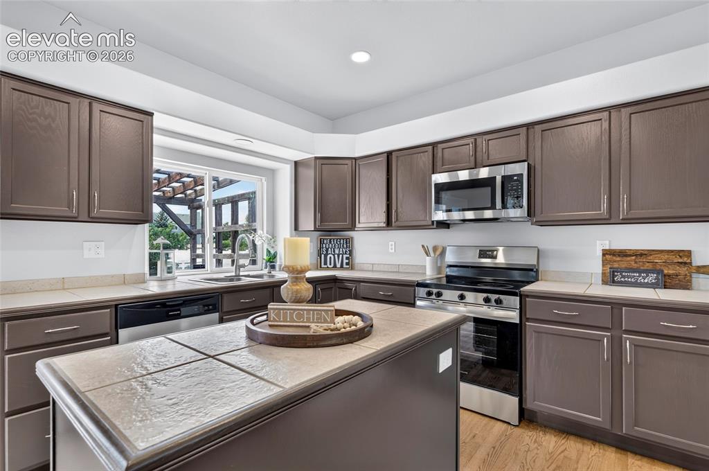 Image 7 of 32: Kitchen