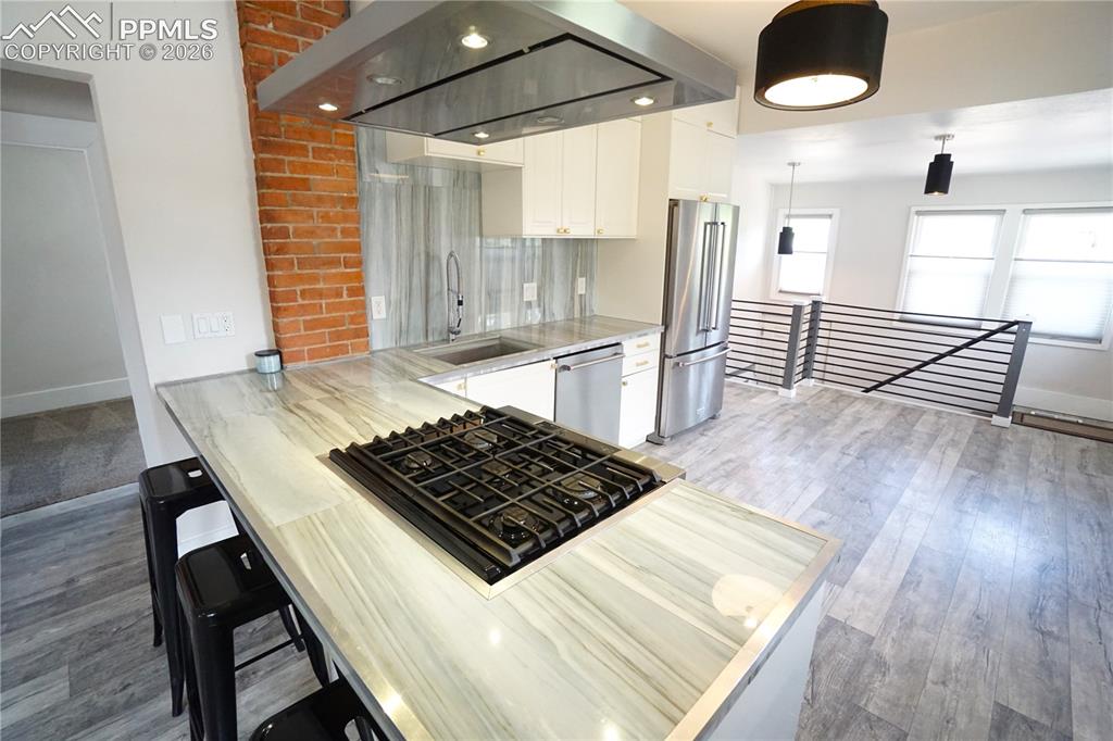Image 15 of 42: Kitchen