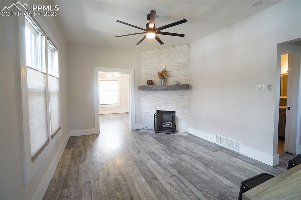 Image 18 of 42: Living Room