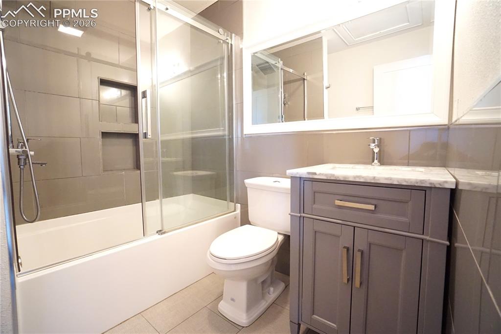 Image 31 of 42: Bathroom