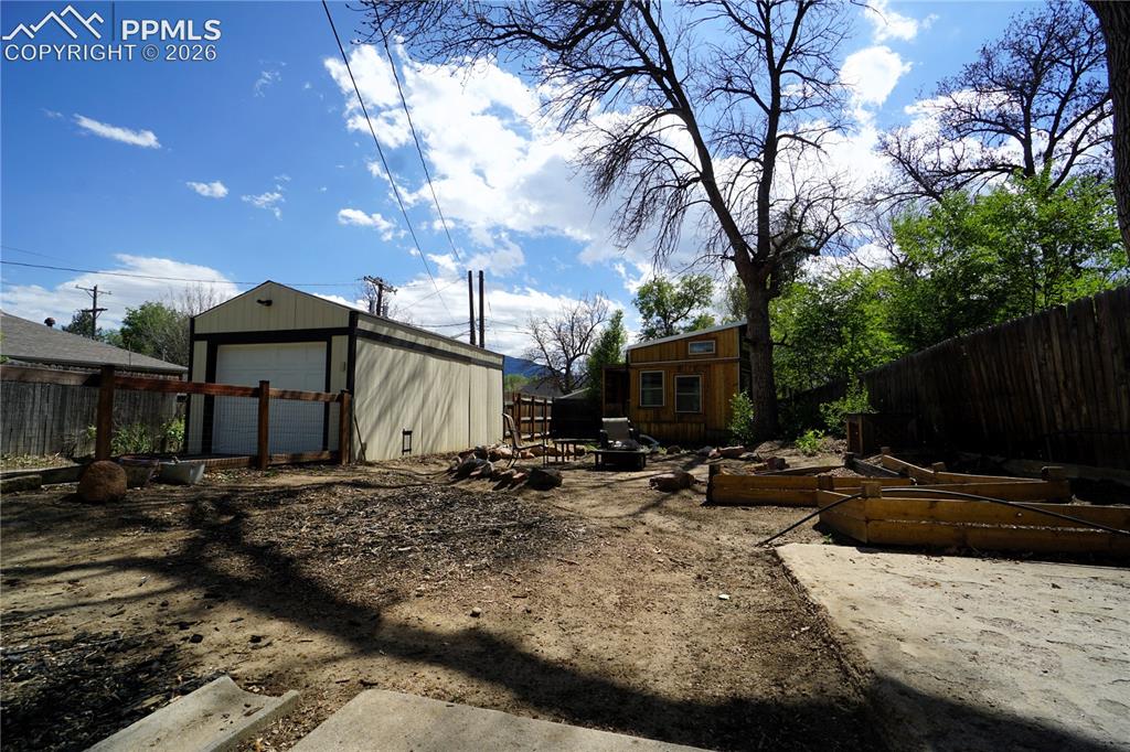 Image 36 of 42: Yard