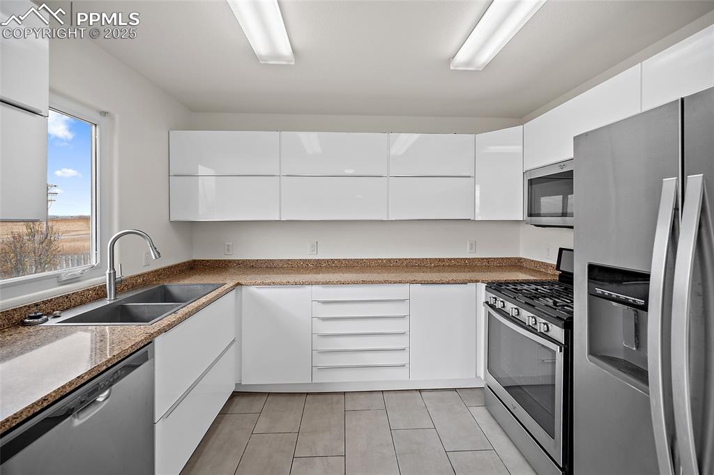 Image 12 of 50: Main Level Kitchen