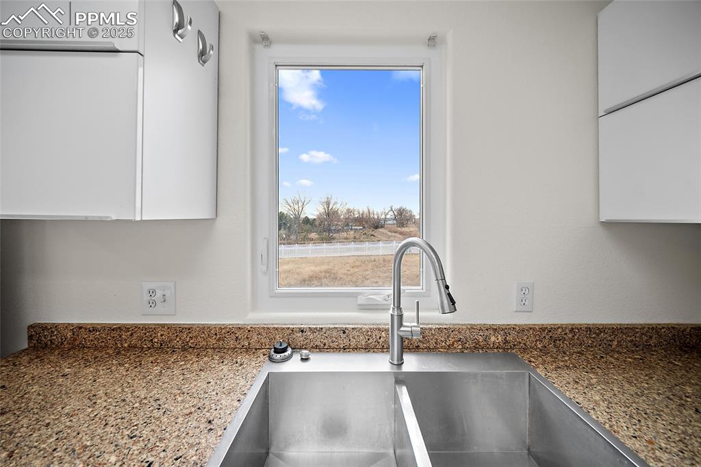 Image 13 of 50: Main Level Kitchen