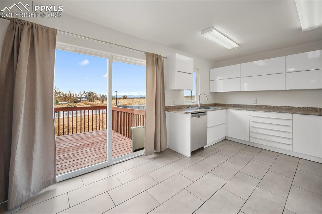 Image 16 of 50: Main Level Kitchen