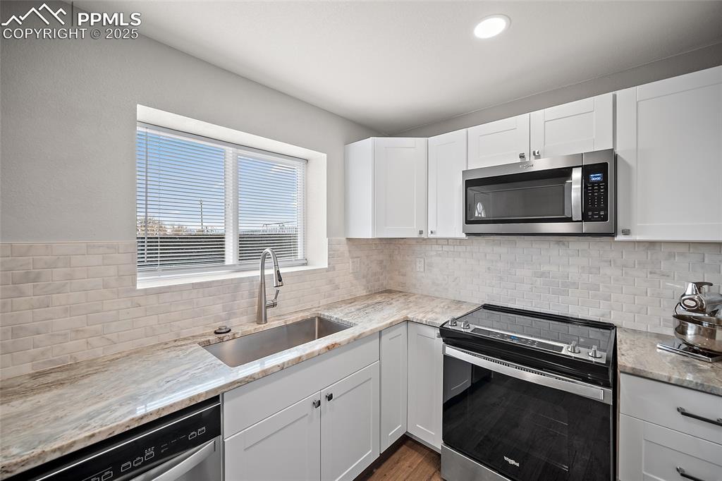 Image 28 of 50: Additional 2nd Kitchen in 2nd Unit (Basement)!