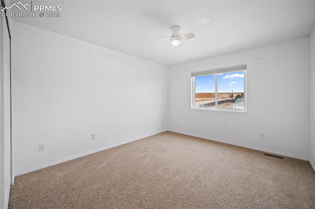 Image 31 of 50: Bedroom