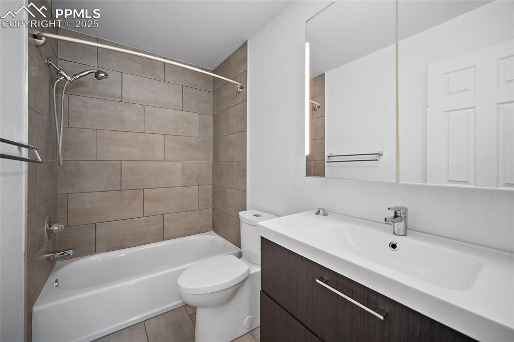 Image 33 of 50: Bathroom