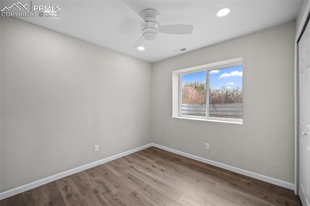 Image 34 of 50: Bedroom