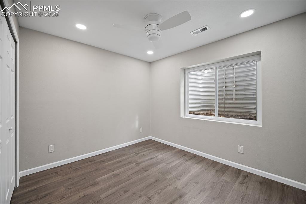 Image 35 of 50: Bedroom