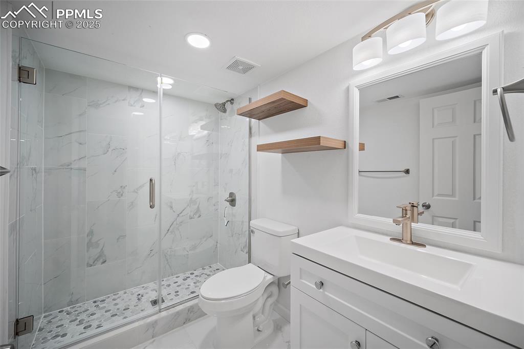 Image 36 of 50: Bathroom