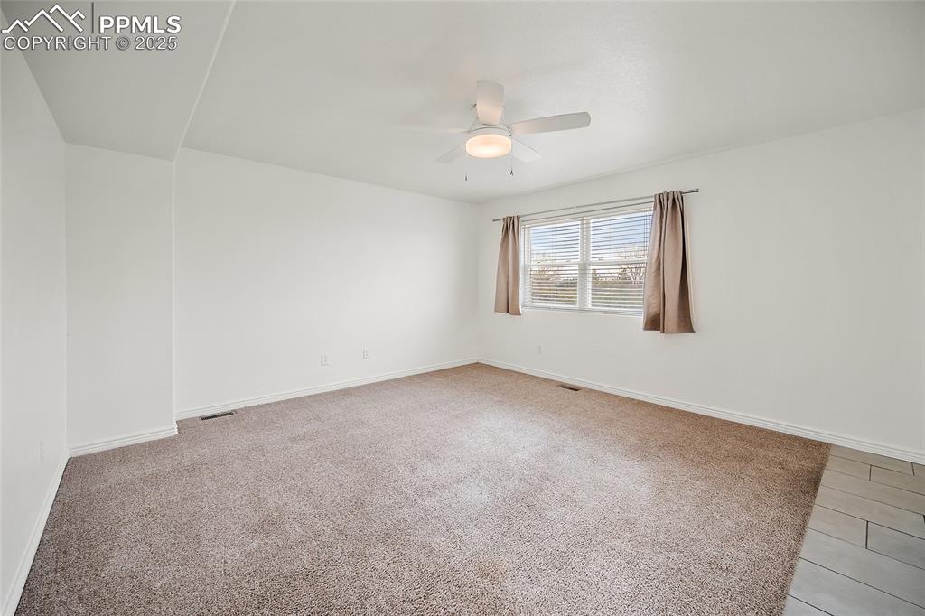 Image 37 of 50: Bedroom