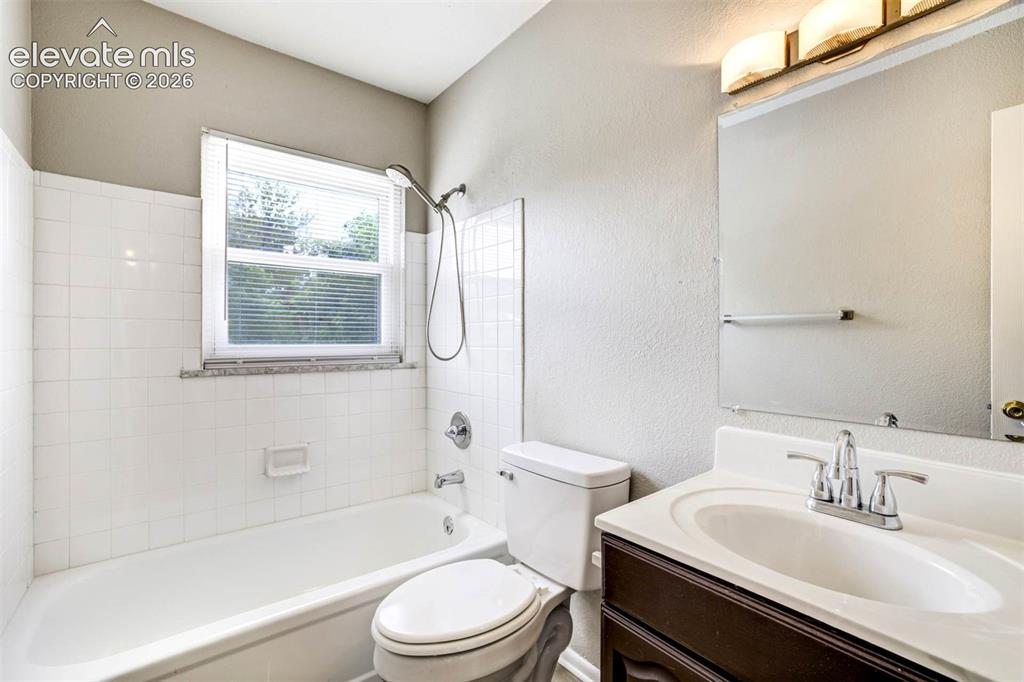 Image 14 of 27: Bathroom