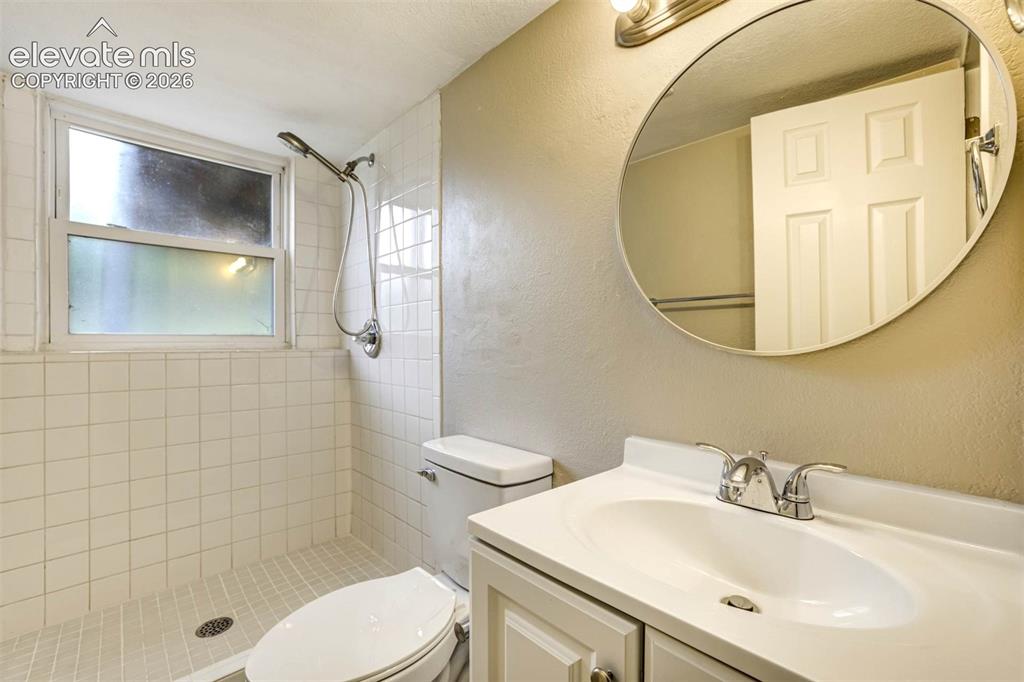 Image 22 of 27: Bathroom