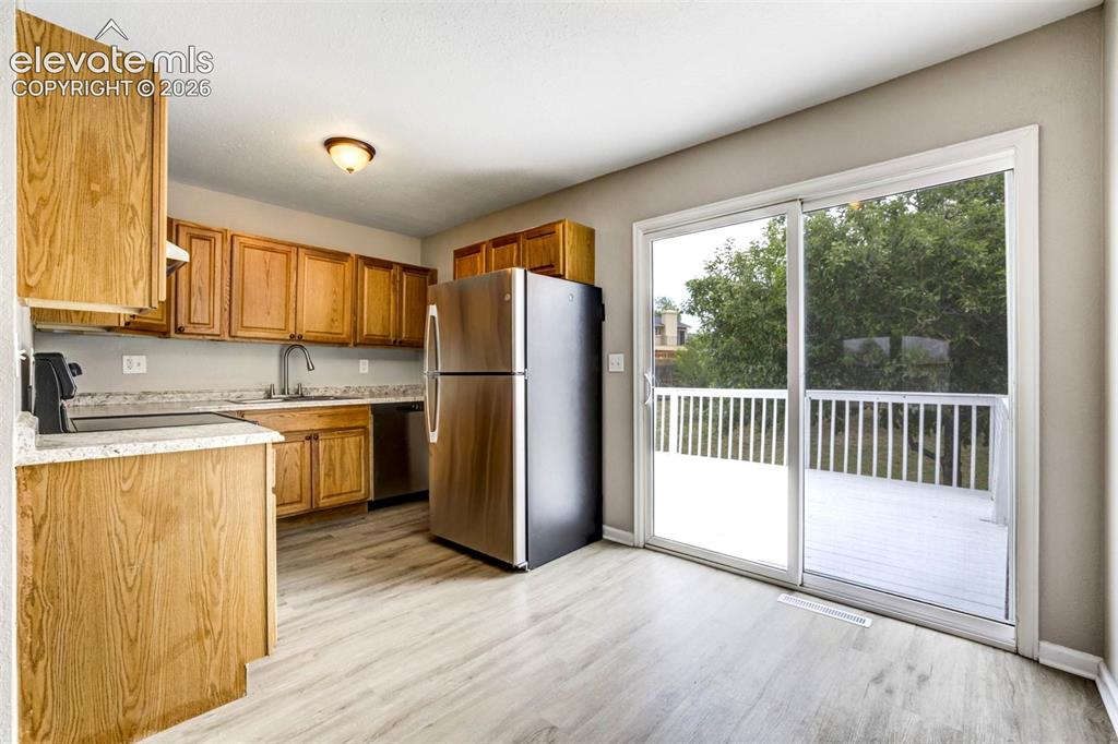 Image 7 of 27: Kitchen
