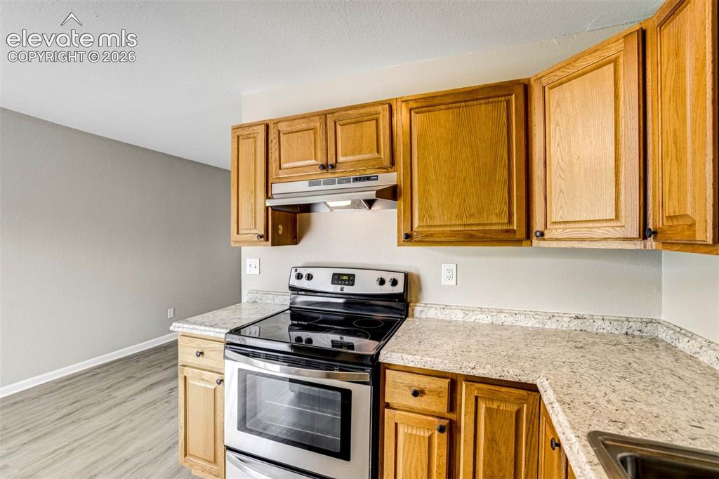 Image 9 of 27: Kitchen