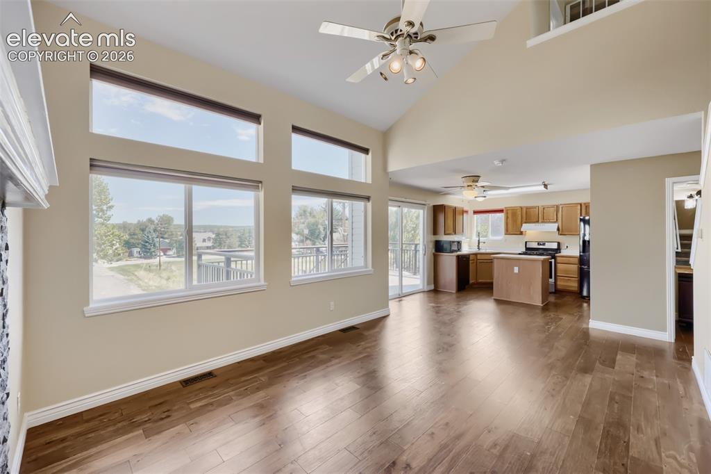Image 11 of 27: Family Room, looking towards the kitchen