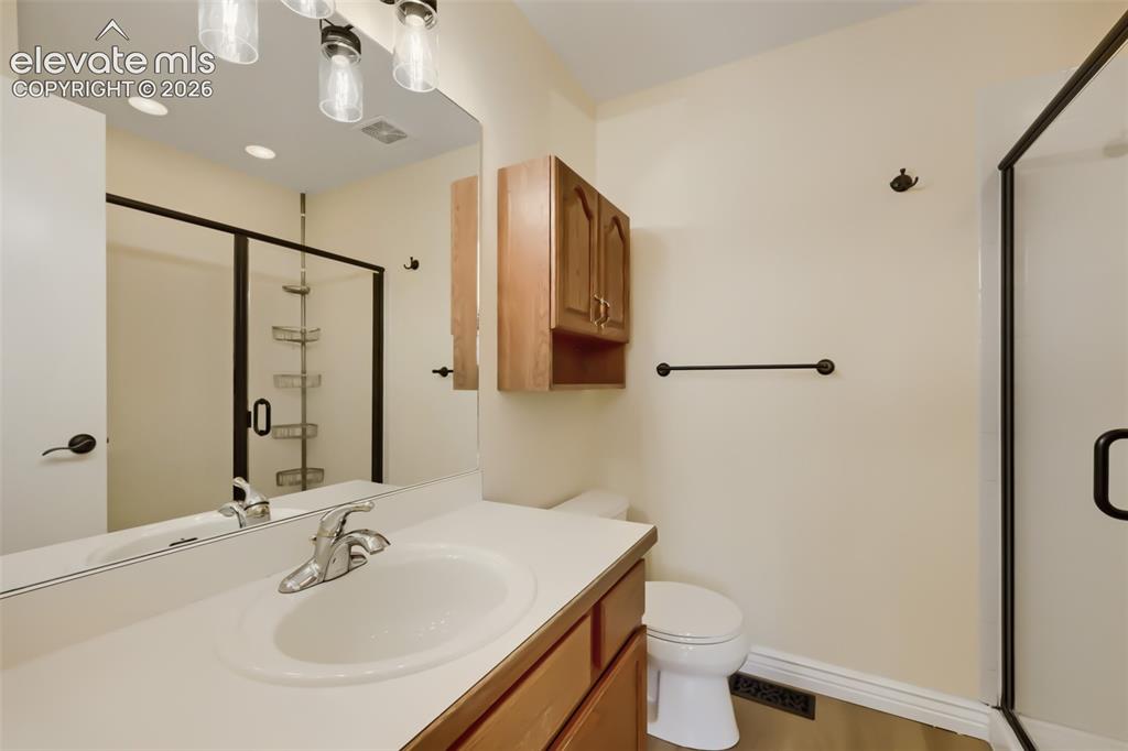 Image 16 of 27: Bathroom