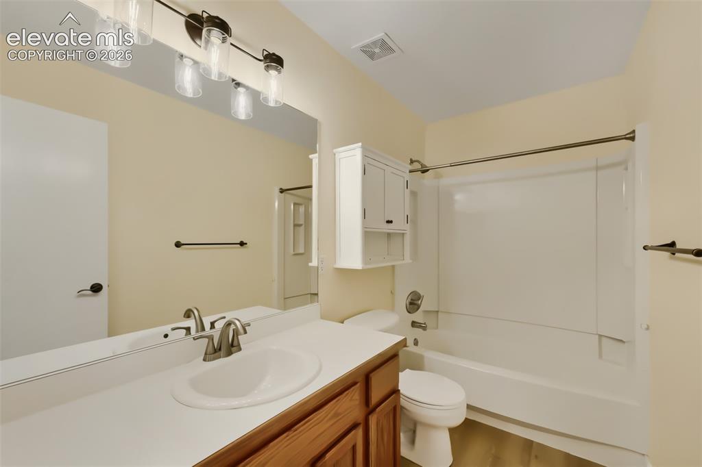 Image 20 of 27: Bathroom