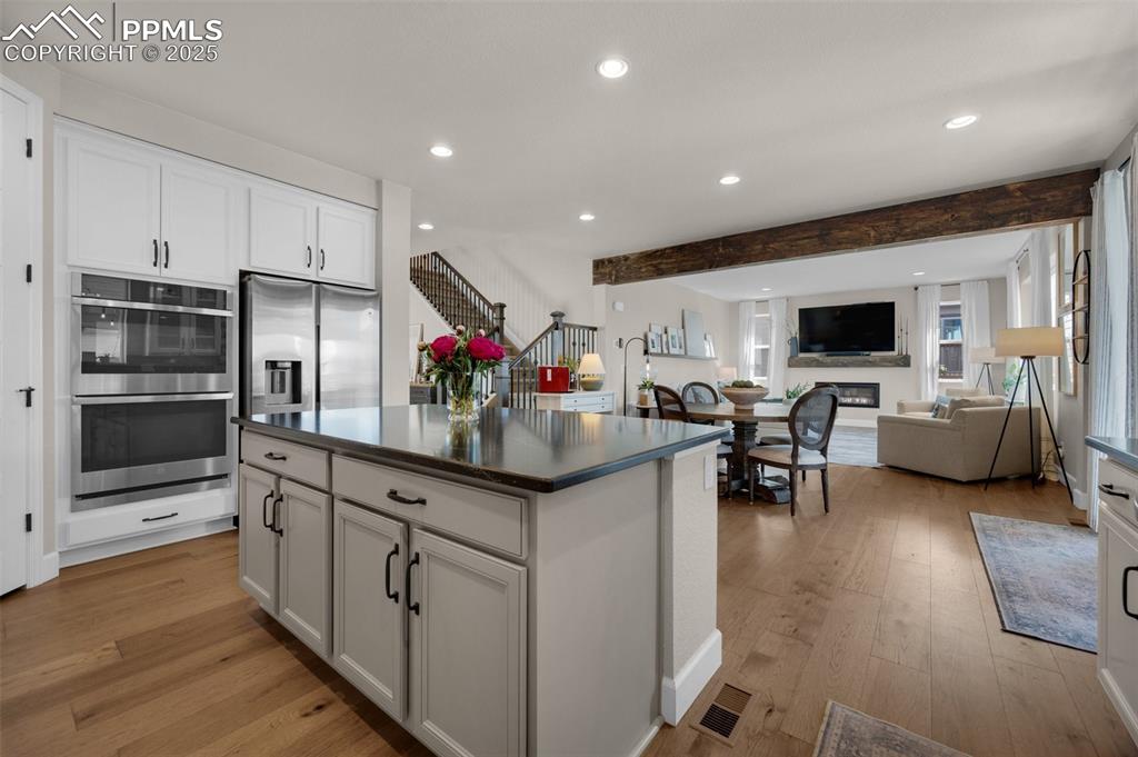 Image 11 of 50: Kitchen