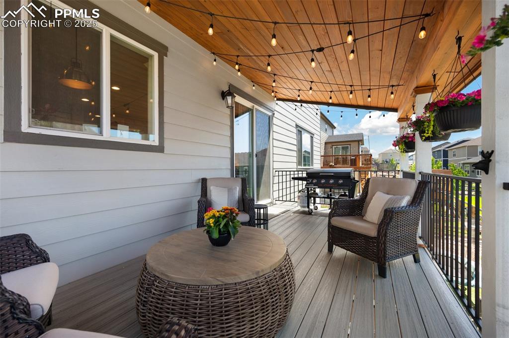 Image 14 of 50: Deck