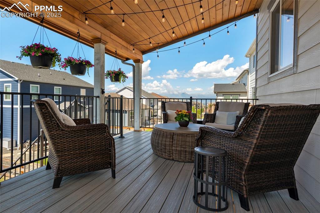 Image 15 of 50: Deck