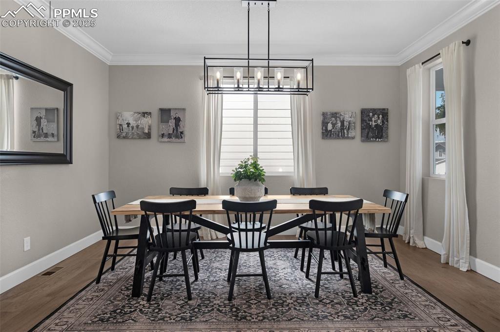 Image 18 of 50: Dining Area