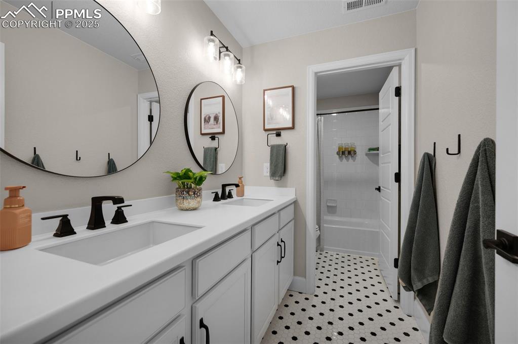 Image 36 of 50: Bathroom