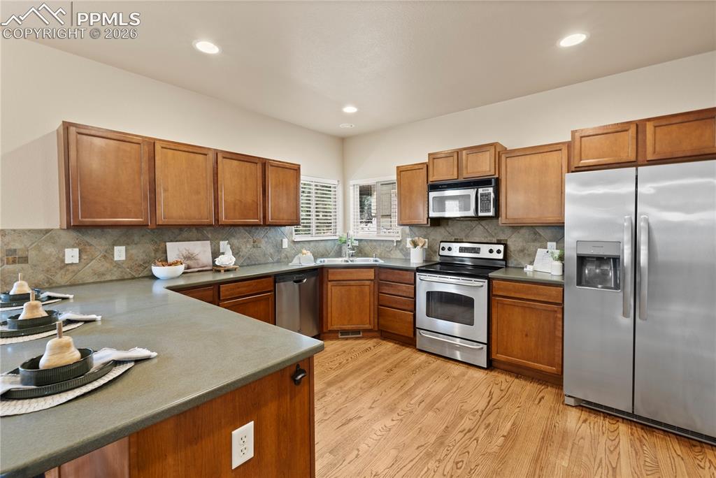 Image 14 of 50: Kitchen