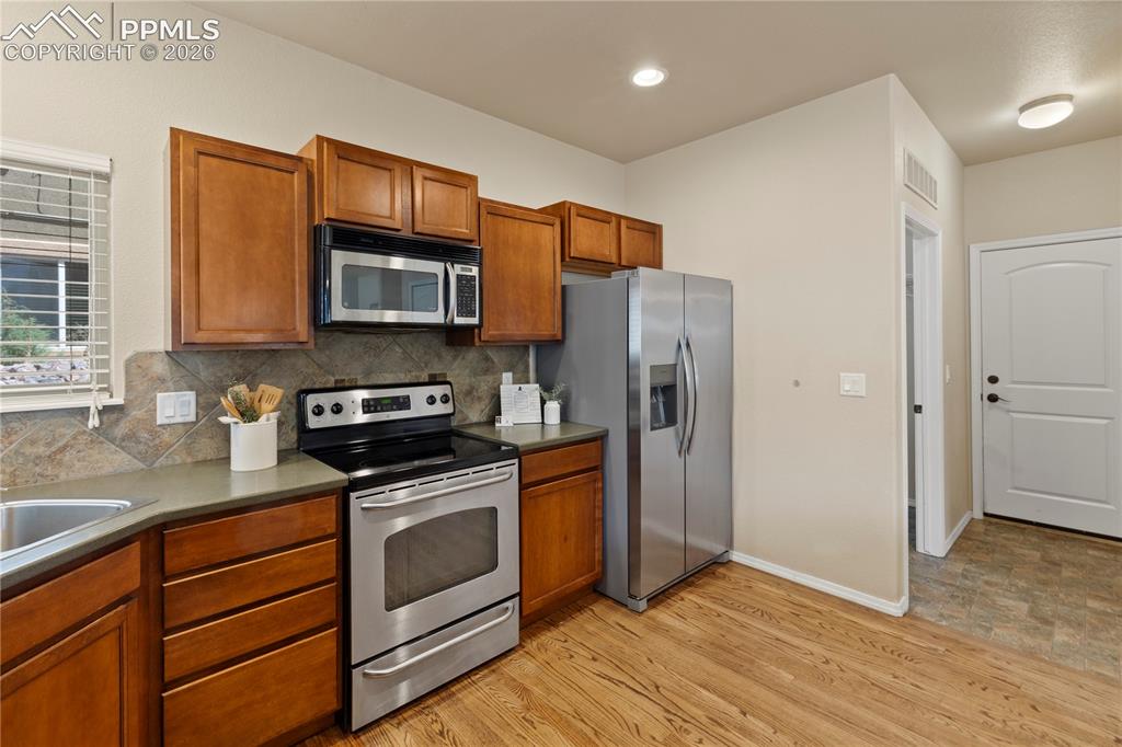 Image 15 of 50: Kitchen
