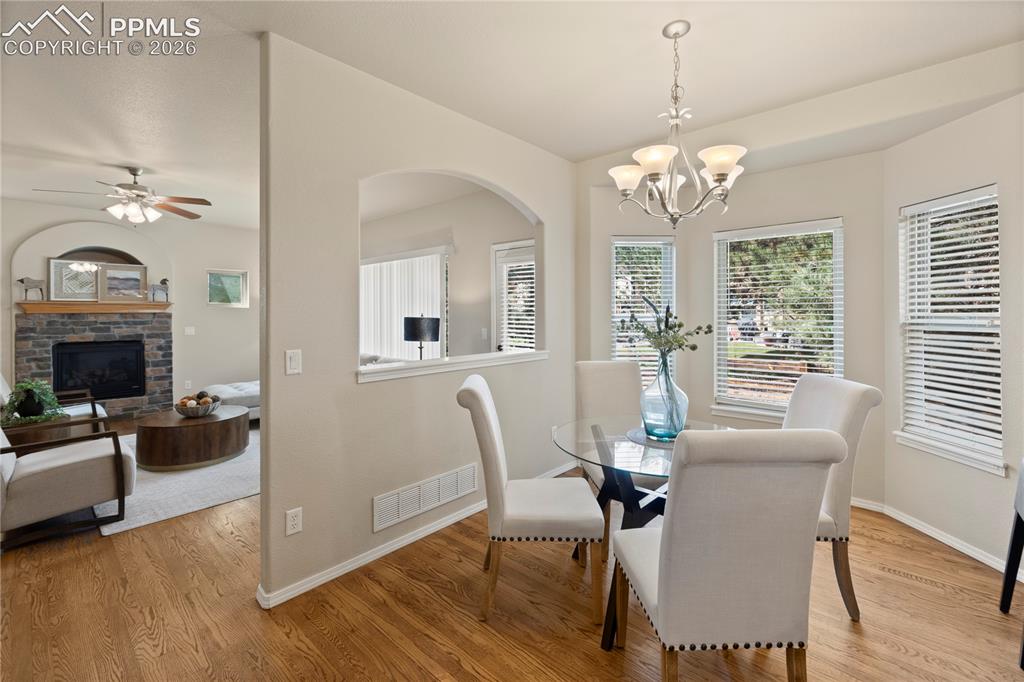 Image 17 of 50: Dining Area
