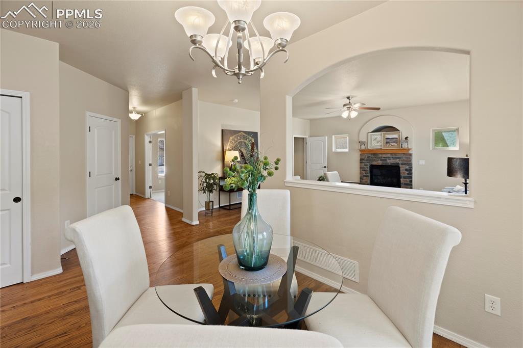 Image 18 of 50: Dining Area