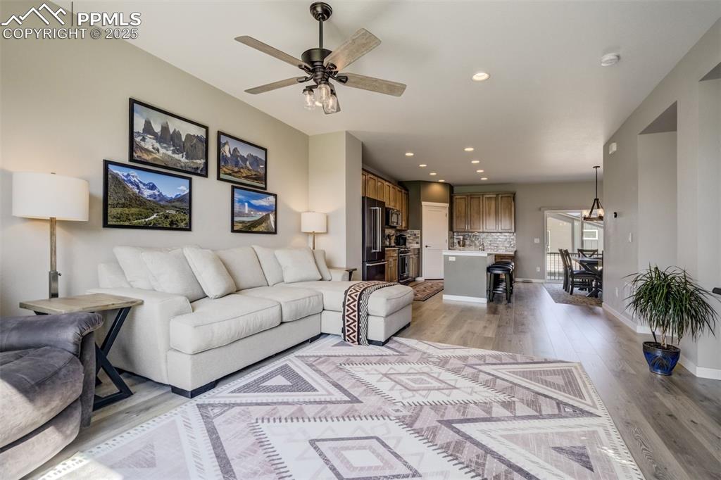 Image 16 of 45: Living Room