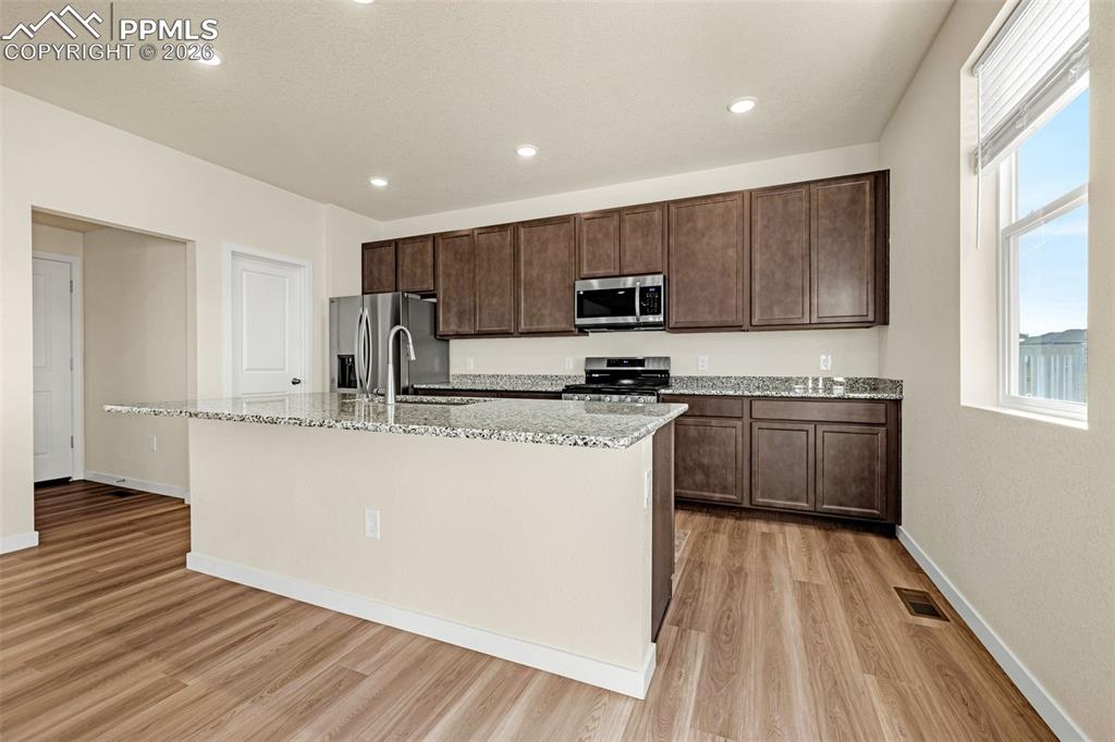 Image 10 of 50: Kitchen