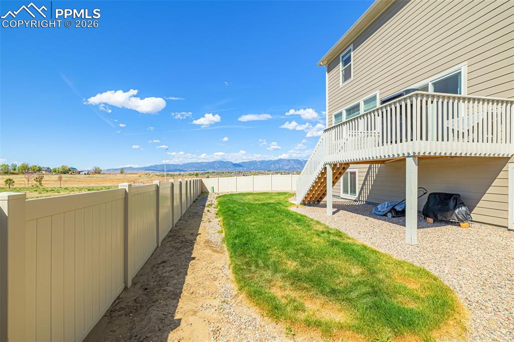 Image 36 of 50: Yard