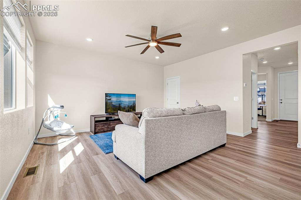 Image 7 of 50: Living Room