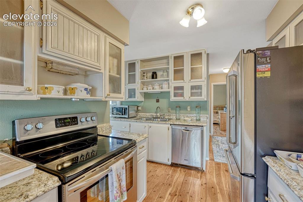 Image 3 of 33: Kitchen