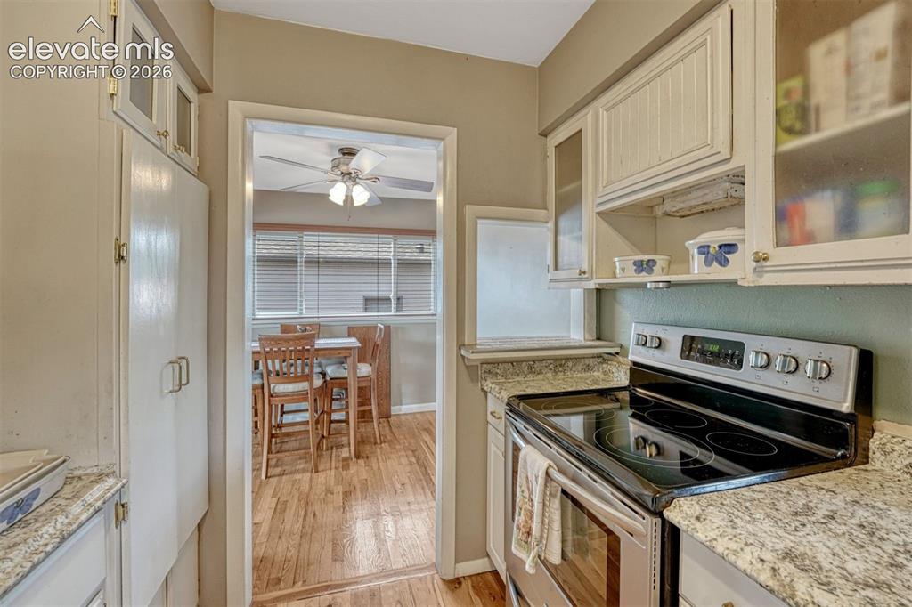Image 4 of 33: Kitchen