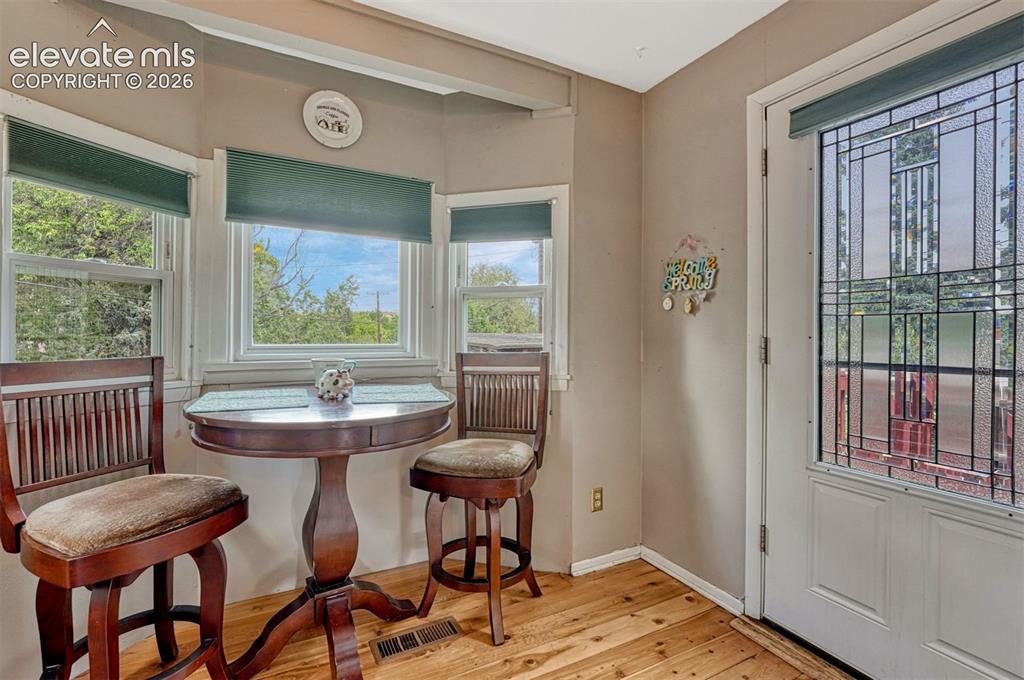 Image 5 of 33: Breakfast Nook