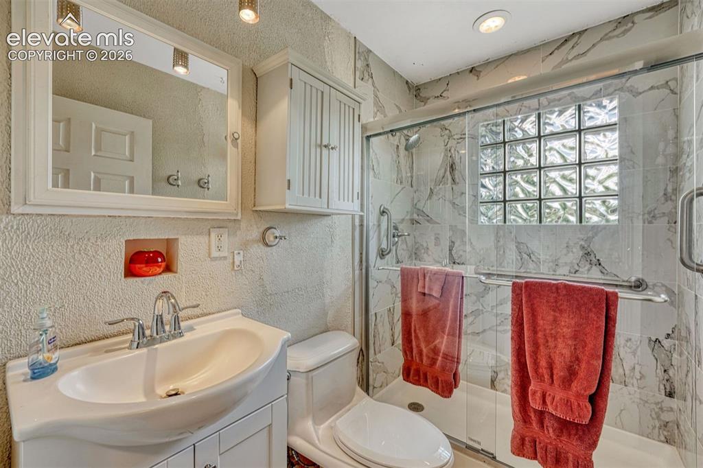 Image 9 of 33: Bathroom